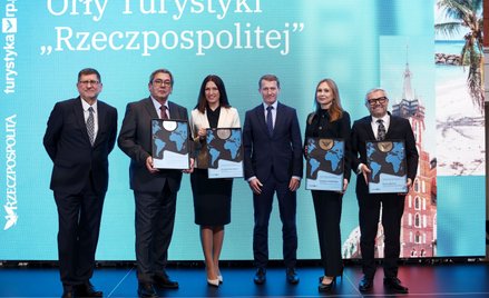 Uroczystość wręczenia Orłów Turystyki „Rzeczpospolitej” odbyła sie w Krakowie. Od lewej: Filip Frydr