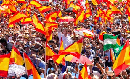 Alberto Núñez Feijóo, przewodniczący Partii Ludowej, podczas demonstracji w Madrycie.
