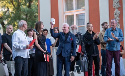 Prof. Lech Majewski wręcza Natalii Bugaj Złoty Medal podczas otwarcia 29. Międzynarodowe Biennale Pl