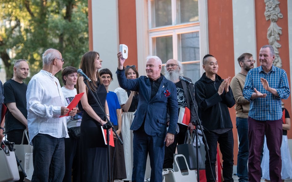 Prof. Lech Majewski wręcza Natalii Bugaj Złoty Medal podczas otwarcia 29. Międzynarodowe Biennale Pl