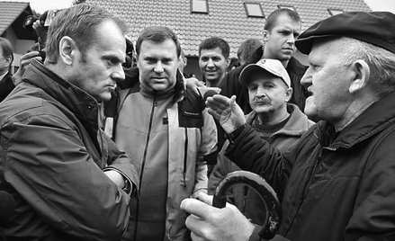 Kurtka, koszula i zatroskana mina szefa rządu poruszają emocje – zauważa publicysta (na zdjęciu: Don