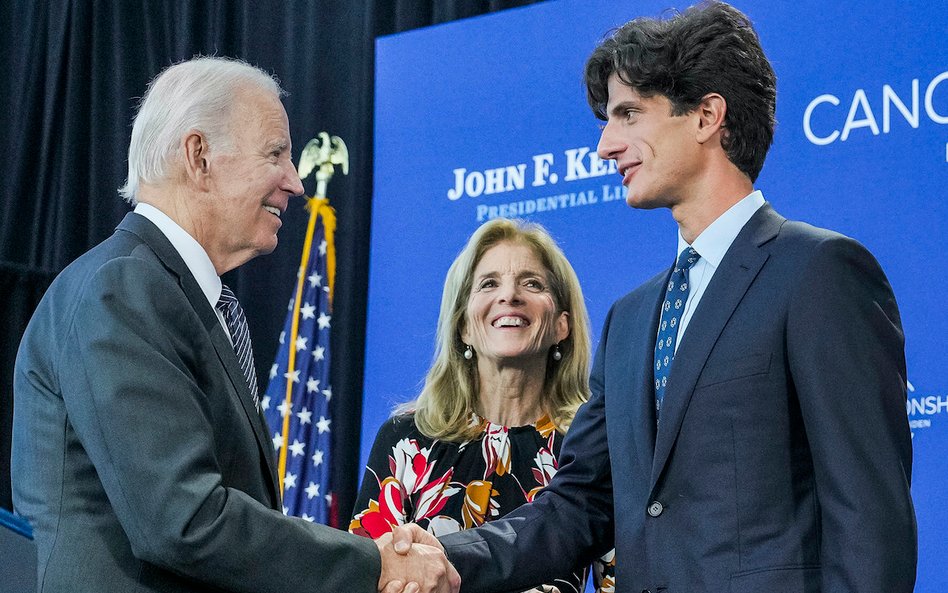 Jack Schlossberg, jego matka Caroline Kennedy (córka Johna F. Kennedy'ego) i prezydent Joe Biden. Zd