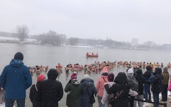 Wiślane morsy podczas inauguracyjnej zimnej kąpieli
