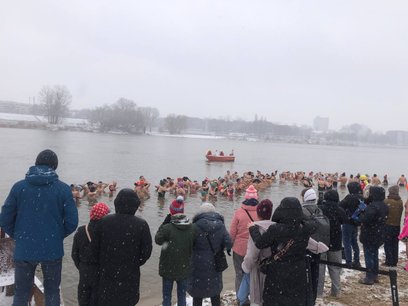 Wiślane morsy podczas inauguracyjnej zimnej kąpieli
