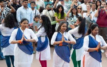 Społeczność osób pochodzenia indyjskiego w Warszawie szacuje się na około 8 000 osób.