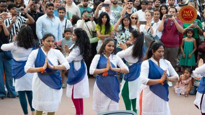 Społeczność osób pochodzenia indyjskiego w Warszawie szacuje się na około 8 000 osób.