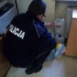 Policjanci zabezpieczają substancję, którą poparzyło się dziecko w restauracji