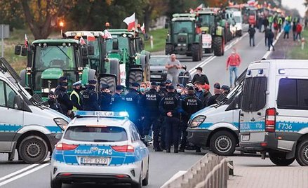 Protest rolników przeciwko piątce dla zwierząt: próba zablokowania ronda przy zjeździe z autostrady 