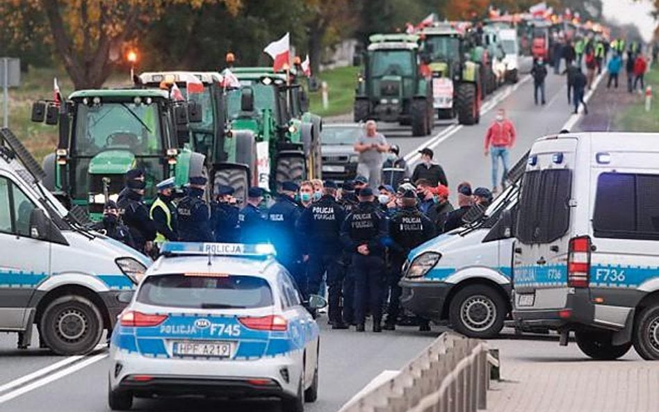 Rolnicy wracają z blokadami dróg i miast