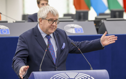 Czarnecki tłumaczy słowa Kaczyńskiego o „dawaniu w szyję”: Odwołał się do pewnych danych WHO