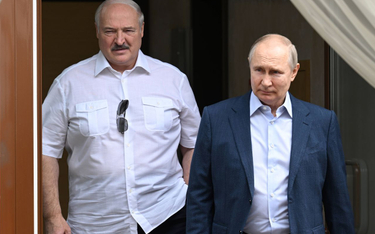 Łukaszenko i Putin podczas ostatniego spotkania w rezydencji rosyjskiego prezydenta w Soczi, czerwie
