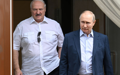 Łukaszenko i Putin podczas ostatniego spotkania w rezydencji rosyjskiego prezydenta w Soczi, czerwie