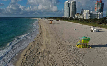 Gubernator Florydy broni decyzji o niezamknięciu plaż