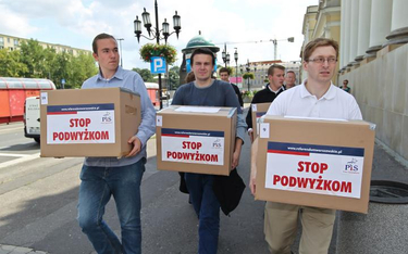 Warszawscy działacze PiS składają podpisy pod wnioskiem o referendum