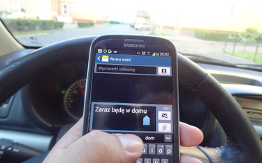 Coraz częściej używamy bezprawnie telefonów podczas jazdy