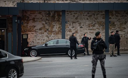 Limuzyny i ochrona przed miejscem, w którym w Stambule toczą się negocjacje