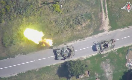 Ukraiński czołg na drodze w obwodzie kurskim