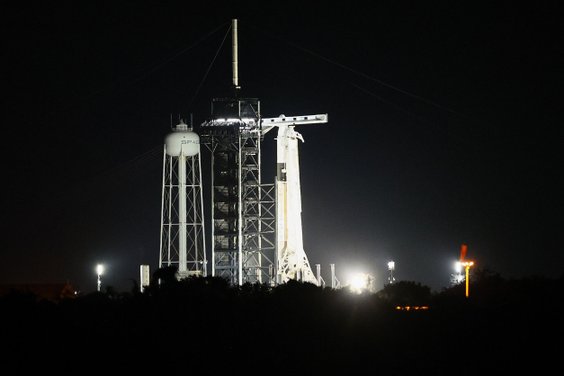 Gotowa do startu rakieta Falcon 9 z kapsułą Crew Dragon, Centrum Kosmicznego Johna F. Kennedy’ego na