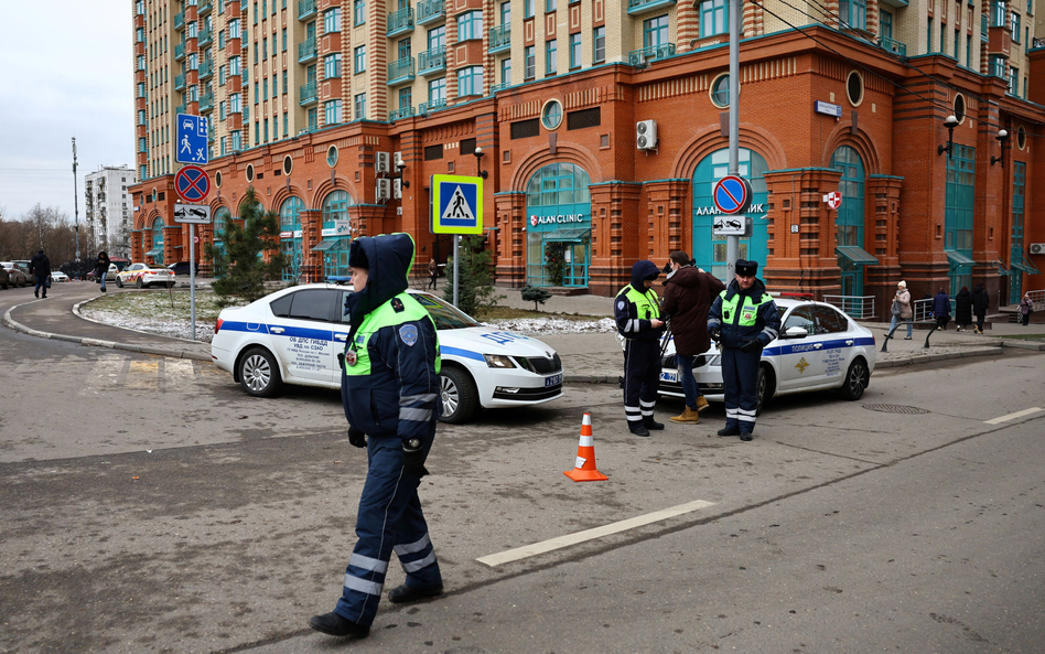 Moskwa. Policja patroluje teren w pobliżu miejsca zamachu