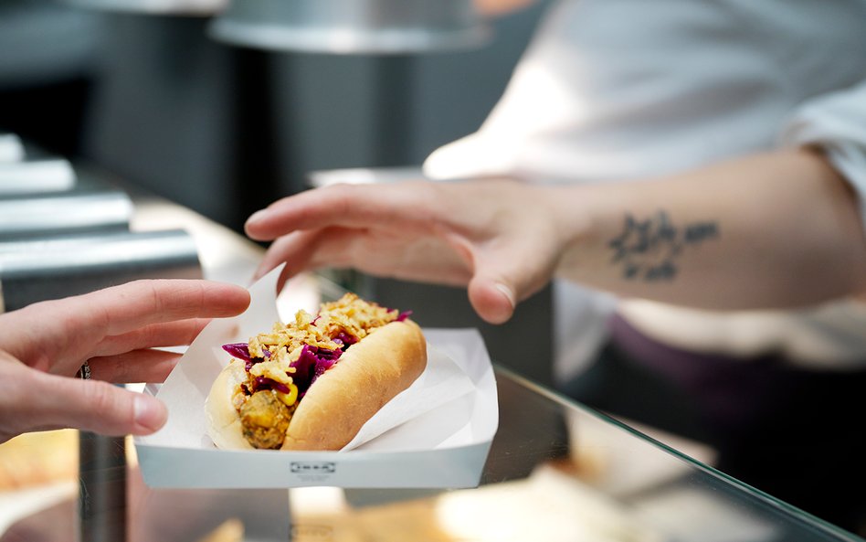 Czy IKEA rezygnuje z hot-dogów? Firma odpowiada