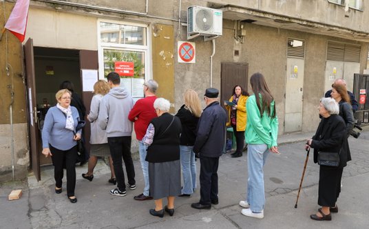 Wybory samorządowe 2024. Głosowanie w lokalu wyborczym w przy ul. Tarchomińskiej 14 w Warszawie