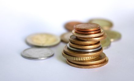 Prowadzi firmę i jest wspólnikiem spółki - jakie składki płaci