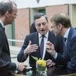Mario Draghi, prezes EBC (w środku) rozmawia z Jensem Weidemannem, prezesem Budnesbanku i Klaasem Kn