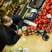 Sondaż: Elektorat PiS wierzy w obniżkę VAT w sklepach