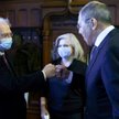 Minister Siergiej Ławrow (z prawej) na spotkaniu z Josepem Borrelllem odmówił włożenia maseczki