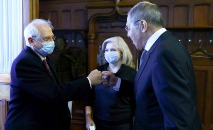 Minister Siergiej Ławrow (z prawej) na spotkaniu z Josepem Borrelllem odmówił włożenia maseczki