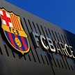 Logo FC Barcelona na zewnątrz stadionu Camp Nou