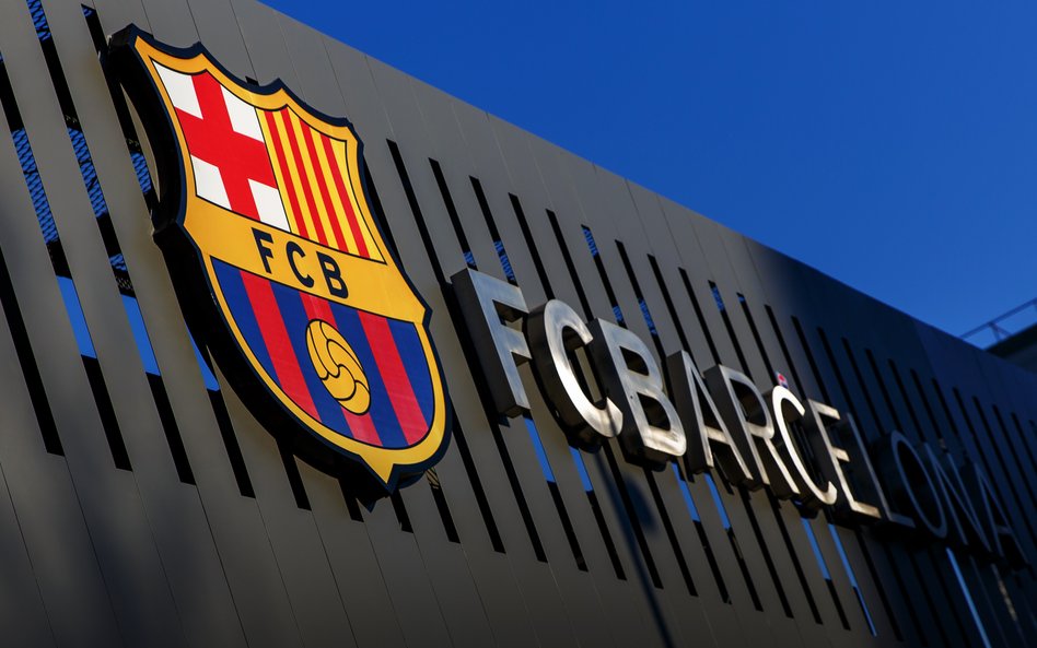 Logo FC Barcelona na zewnątrz stadionu Camp Nou