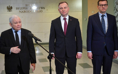 Andrzej Duda (na zdjęciu z Jarosławem Kaczyńskim i Mateuszem Morawieckim) rzadko podejmuje decyzje, 