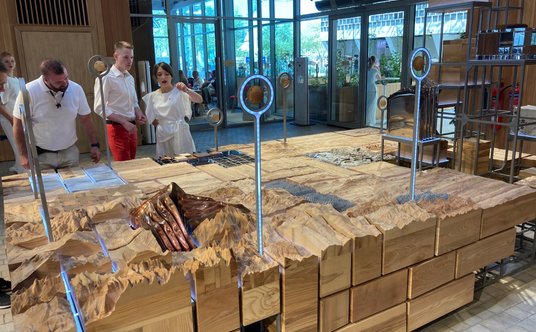 Wnętrze polskiego pawilonu na EXPO 2020 w Dubaju. Polski stół. To instalacja, która symbolizuje znac