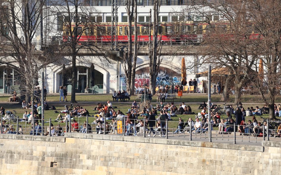 Berlin ma wiele otwartych terenów z zielenią i wodą, z czego chętnie korzystają latem mieszkańcy i t