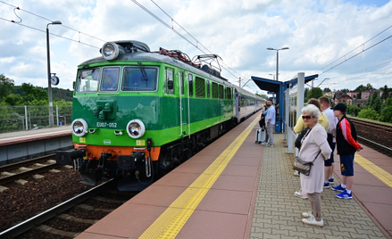 Pociąg PKP Intercity relacji Kraków Główny - Piła Główna na stacji kolejowej w Miechowie