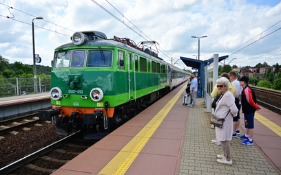 Pociąg PKP Intercity relacji Kraków Główny - Piła Główna na stacji kolejowej w Miechowie