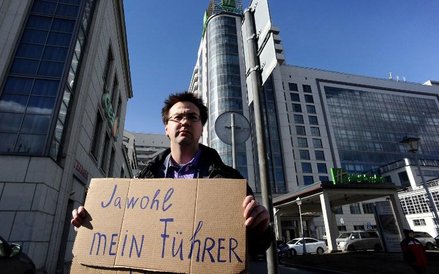 Protesty przeciwników spotkania w Petersburgu