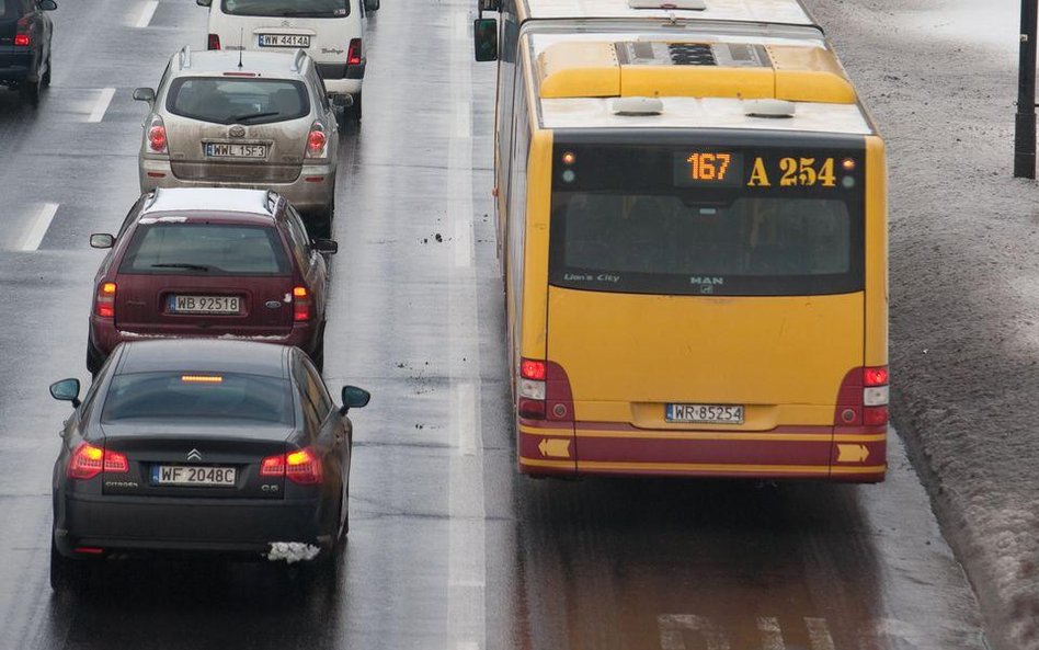 Kierowców nie nęci komunikacja