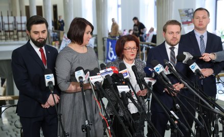 Parlamentarzyści Solidarnej Polski uczestniczący w konferencji prasowej