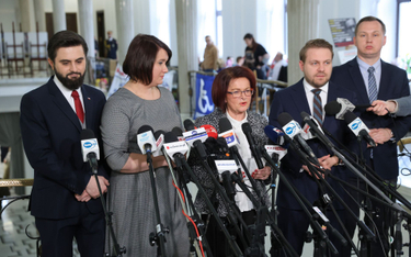 Parlamentarzyści Solidarnej Polski uczestniczący w konferencji prasowej