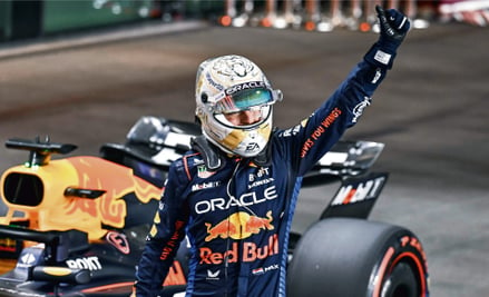 Holender Max Verstappen po raz czwarty został mistrzem świata, choć wyniki jego zespołowego kolegi S