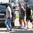 Doprowadzenie jednego z podejrzanych o pobicie Ukraińców mężczyzn do Prokuratury Rejonowej Psie Pole