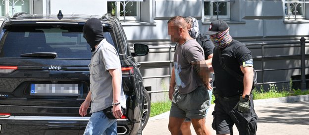 Doprowadzenie jednego z podejrzanych o pobicie Ukraińców mężczyzn do Prokuratury Rejonowej Psie Pole