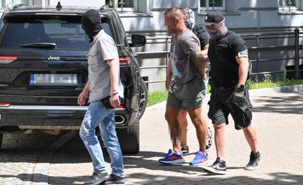 Doprowadzenie jednego z podejrzanych o pobicie Ukraińców mężczyzn do Prokuratury Rejonowej Psie Pole
