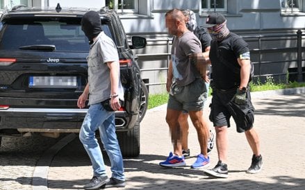 Doprowadzenie jednego z podejrzanych o pobicie Ukraińców mężczyzn do Prokuratury Rejonowej Psie Pole