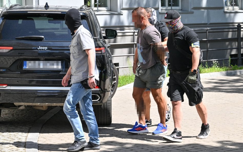 Doprowadzenie jednego z podejrzanych o pobicie Ukraińców mężczyzn do Prokuratury Rejonowej Psie Pole