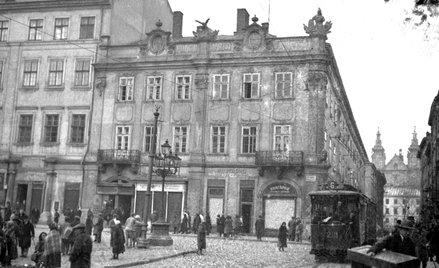 Rynek i Plac Mariacki w przedwojennym Lwowie. Widoczne są: kamienica Lubomirskich pod nr 10 (od 1895