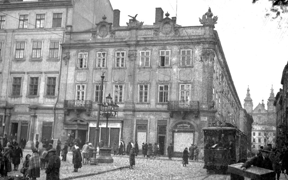 Rynek i Plac Mariacki w przedwojennym Lwowie. Widoczne są: kamienica Lubomirskich pod nr 10 (od 1895