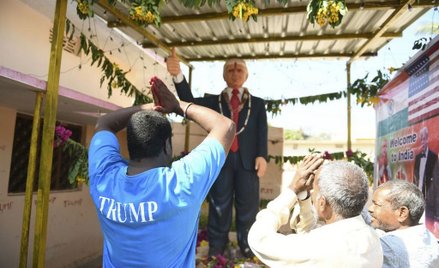 Biznesmen z Indii modli się do Donalda Trumpa